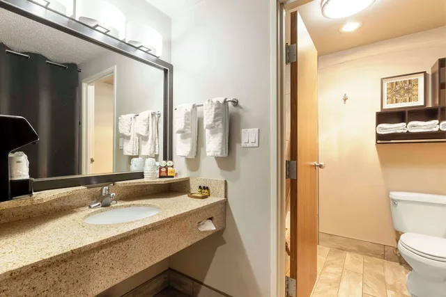 غرفة قياسية بسرير كينج بحوض جاكوزي، Best Western Plus Midwest Inn 5/6