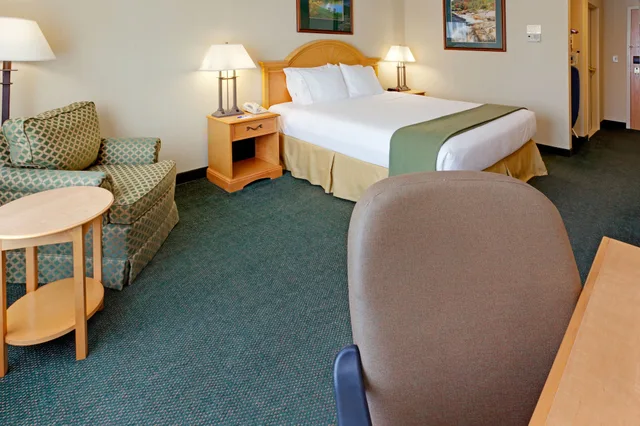 غرفة قياسية بسرير كينج، Holiday Inn Express Hotel Amp Suites Watertown Thousand Island 8/9