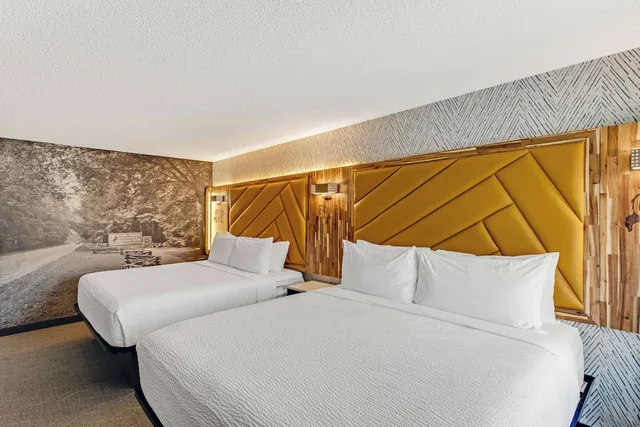 جناح بسريرين كينج بإطلالة على الجبل بحوض جاكوزي، The Wander Hotel, a Ramada by Wyndham 2/7