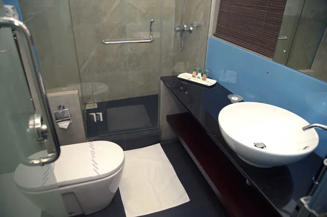 جناح، Topaz Hotel 8/10