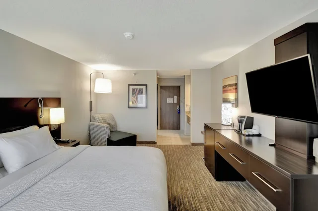 غرفة قياسية بسرير كينج، Holiday Inn Express Hotel Suites Beatrice 1/10