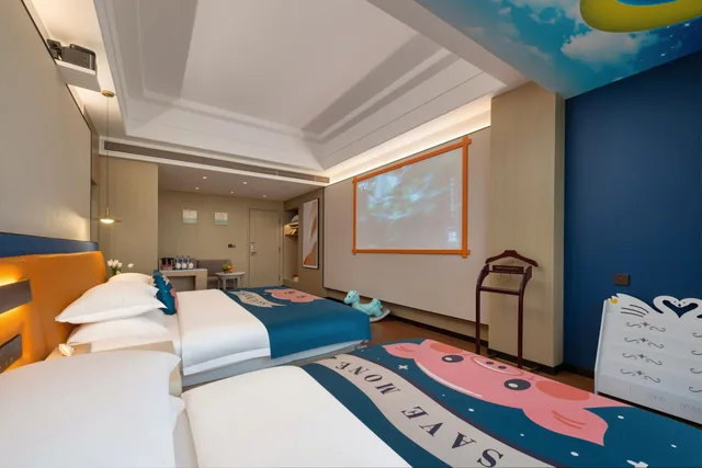 غرفة عائلية بسرير كينج وسرير فردي بإطلالة على الجبل، Ramada by Wyndham Zhangjiajie Tianmen Mountain 4/10