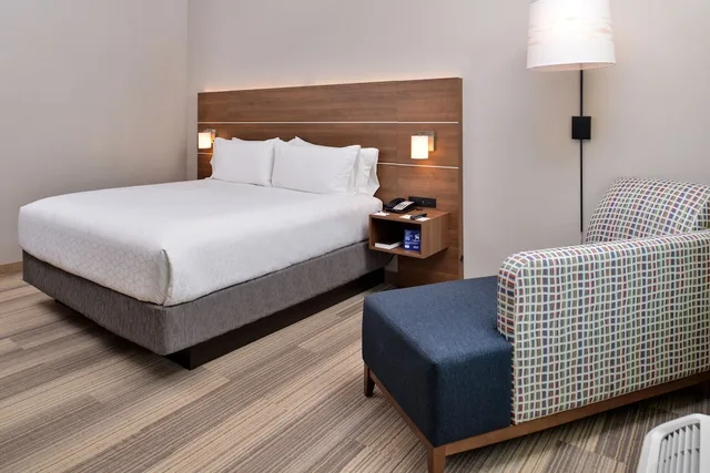 غرفة قياسية بسرير كينج لذوي الإعاقة، Holiday Inn Express And Suites West Melbourne 4/6