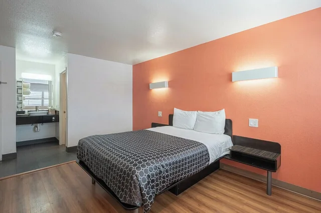 غرفة بسرير كوين، Motel 6 Castroville - Monterey 1/7