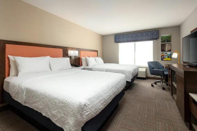 Room, 2 Queen Beds, Partial View, Accessible، Hampton Inn by Hilton Green Bay Stadium 2/3
