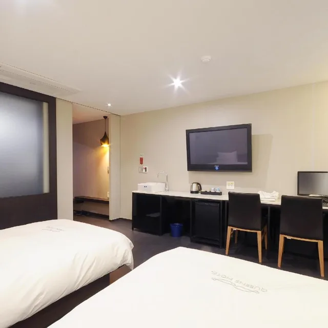 Deluxe, 1 Double and 1 Single Bed, No Parking، Queens Hotel 3/7