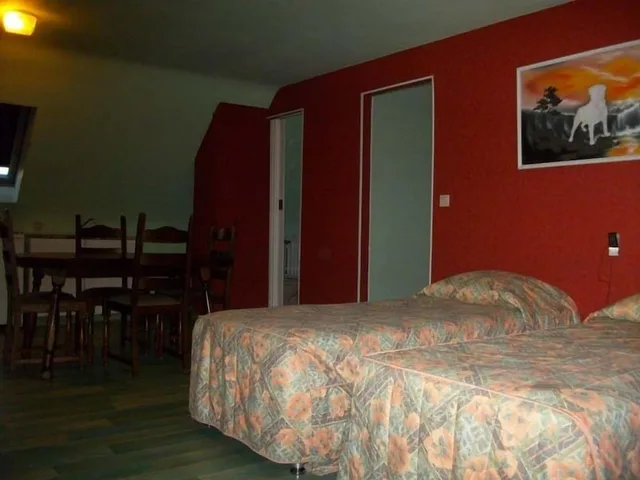 Room, Twin Beds, Hotel Evergreen 2/7