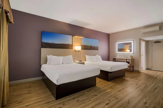 غرفة داخلية بسريرين كوين، Best Western Diamond Bar Hotel & Suites 1/4