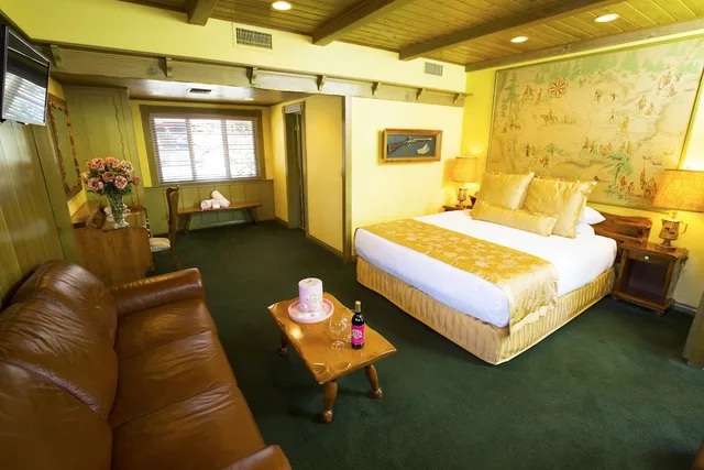 غرفة بسرير كينج، Madonna Inn 1/3