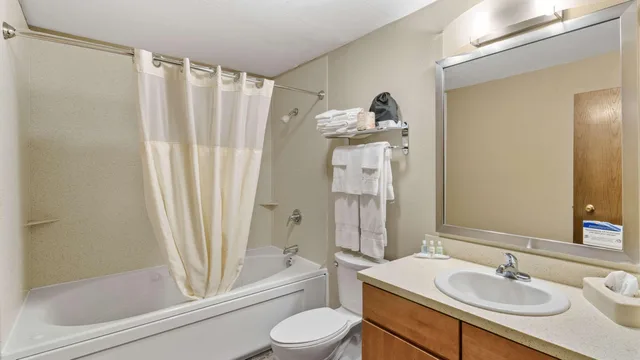 Efficiency, Suite, Queen Bed، Clarion Hotel & Suites Fairbanks near Ft Wainwright 5/5