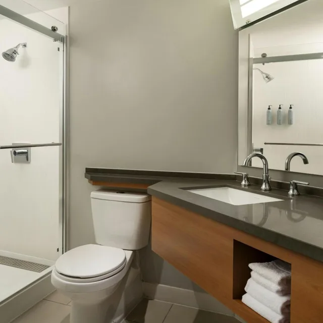 غرفة بسرير كينج بحوض استحمام لذوي الإعاقة، Courtyard Long Beach Downtown 4/10