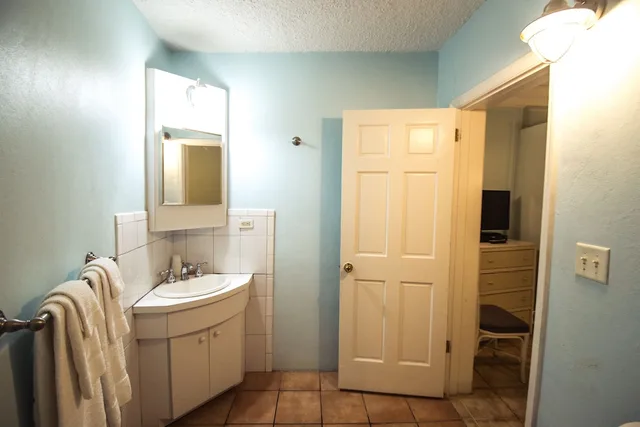 غرفة داخلية بسرير كوين بحمام خاص، Galleon House Bed Breakfast Inn 2/2
