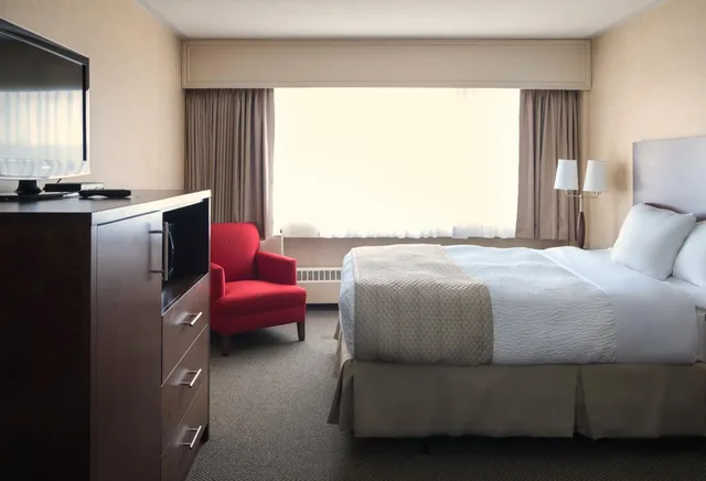 غرفة ديلوكس بسرير كينج وسرير كوين، Senator Hotel And Conference Centre 2/2