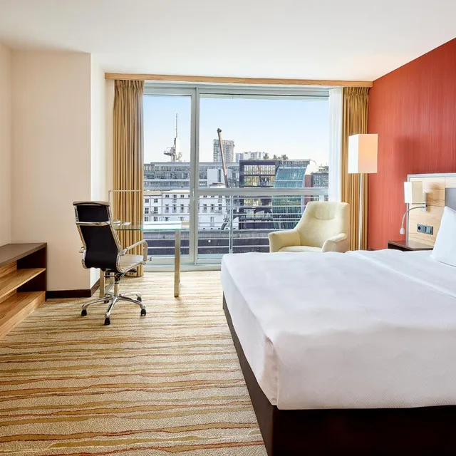 غرفة قياسية بسرير كينج بإطلالة على المرفأ، Courtyard By Marriott Dusseldorf Hafen 5/5