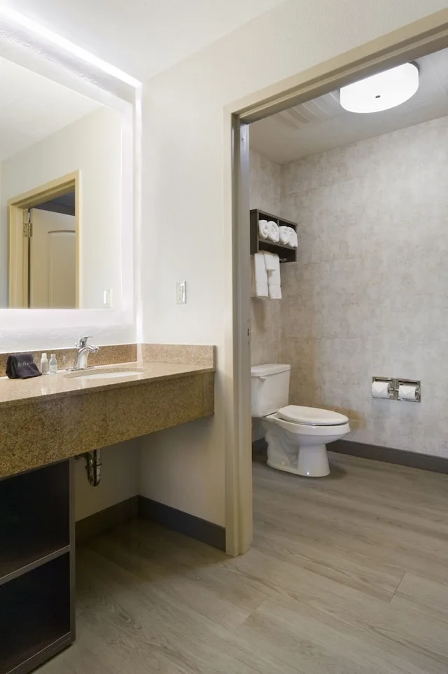 جناح تنفيذي بسرير كينج، Clubhouse Hotel Suites Sioux Falls 2/2