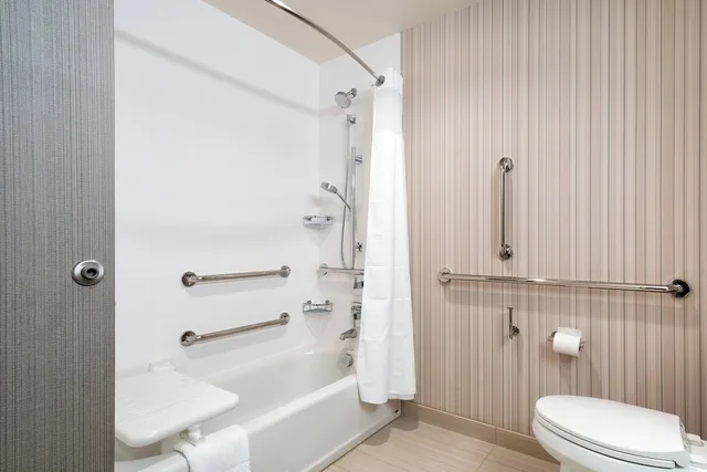 غرفة بسريرين كوين لذوي الإعاقة، Courtyard Charleston North Charleston 3/4