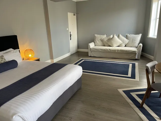 جناح بسرير كينج مع أريكة، Seabreeze Hotel 1/5