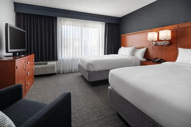 غرفة بسرير كينج وسريرين كوين وسرير كوين، Courtyard by Marriott Rancho Cordova Sacramento 2/5