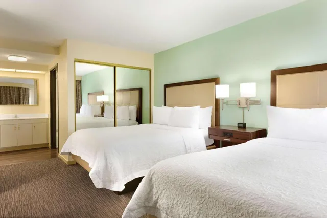 جناح بسريرين كوين بغرفة نوم واحدة مع أريكة، Hampton Inn & Suites Tarpon Springs 2/3