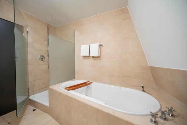 جناح جونيور، Eden Frueh Am Dom Hotel 4/4