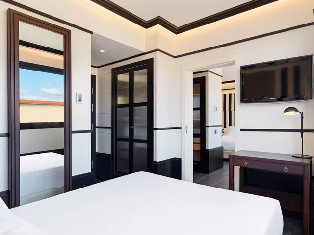 غرفة عائلية بسرير كوين مع أريكة، H10 Marina Barcelona 1/6