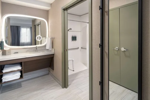 Room, King Bed, Accessible, DoubleTree Suites by Hilton Hotel Mt. Laurel 2/3