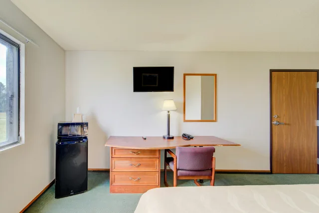 غرفة بسرير كوين للمدخنين، Capital O Amerihost Inn and Suites Kingdom City Hwy 54 MO 2/5