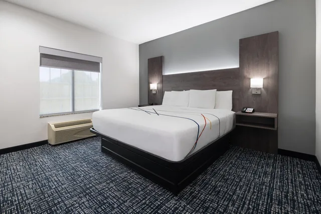 جناح بسرير كينج بغرفتين، La Quinta Inn & Suites by Wyndham Muskogee 1/1