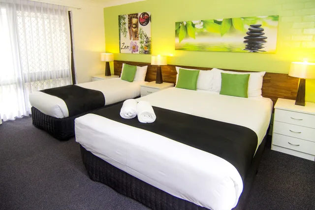 Plus, Deluxe, Single, Single Bed, 1 Queen and 1 Single Bed، CRESCENT MOTEL 2/5
