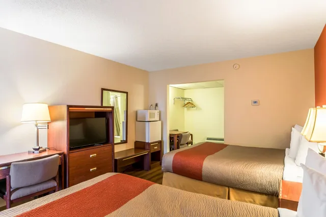 2 Queen Beds - Non-Smoking, Micfridge، Motel6 Butte, MT - Historic City Center 10/10