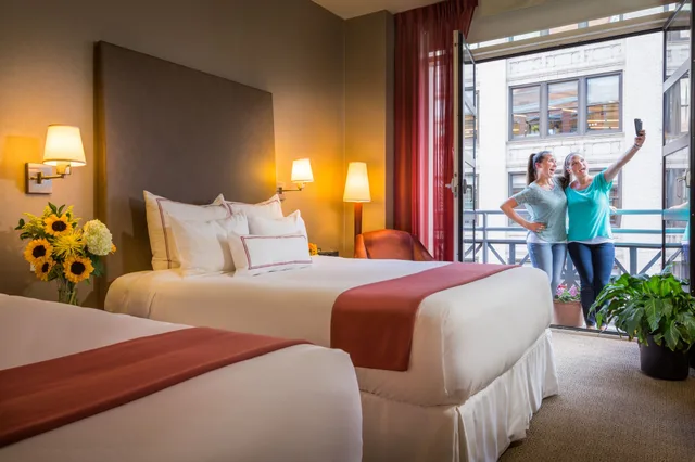 غرفة بسريرين كوين بشرفة، Hotel Giraffe 3/8