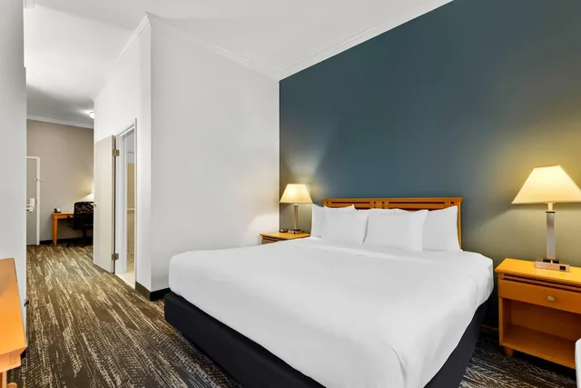 جناح كومفورت بسرير كينج مع أريكة، Clarion Suites Anchorage Downtown 2/9