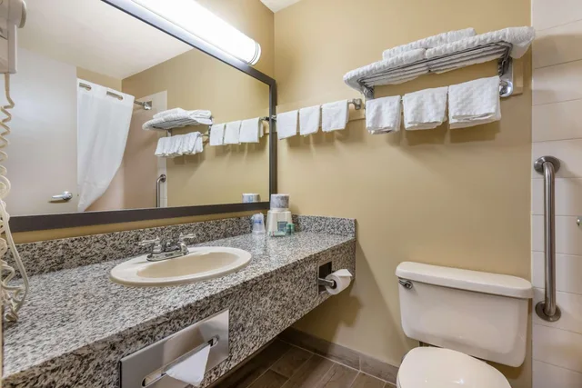 جناح بسرير كوين بغرفتي نوم مع أريكة، Best Western Strathmore Inn 3/6