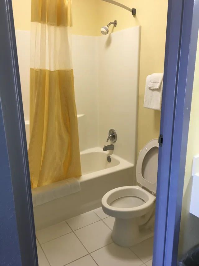 غرفة ديلوكس بسرير كينج يُسمح فيها بالحيوانات الأليفة، Days Inn by Wyndham Crystal River 4/6