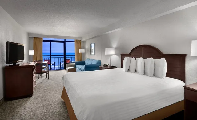 Room, King Bed, Ocean Front, Sofa، Best Western Ocean Sands Beach Resort 1/4