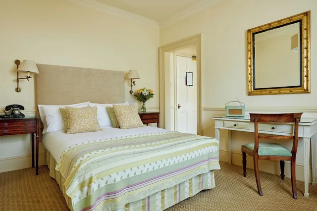 Room, Queen Bed, Durrants Hotel 2/10