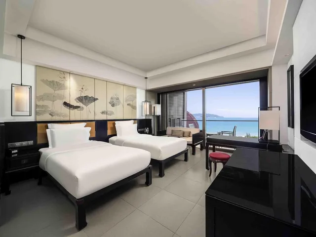 غرفة تنفيذية بسريرين منفصلين بإطلالة على البحر مع دخول الصالة، Pullman Oceanview Sanya Bay Resort and Spa 1/4