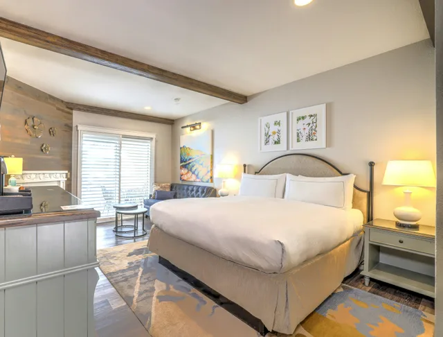 Room, King Bed, Balcony or Patio, The Lodge at Healdsburg, tapestry Collection by Hilton 1/7