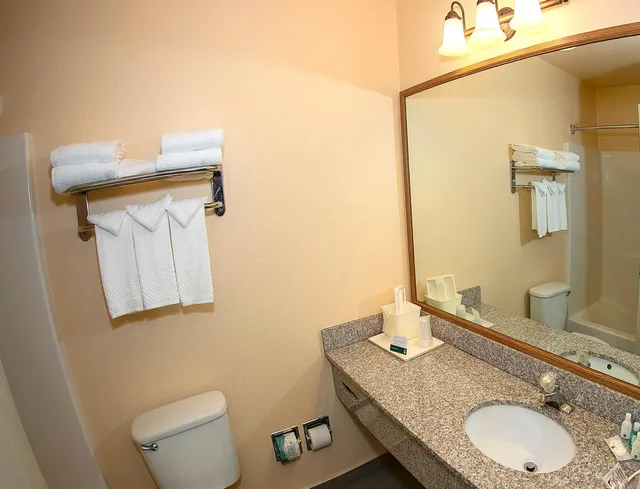 غرفة بسريرين كوين بشرفة، Quality Inn & Suites Crescent City Redwood Coast 3/6