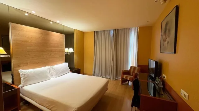 غرفة بسرير كينج، B&B Hotel Burgos 1/3