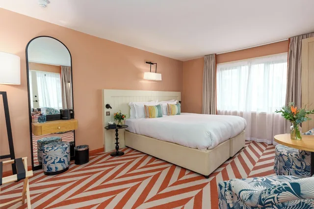 Room, King and Twin Beds, The Relais Cooden Beach 1/3