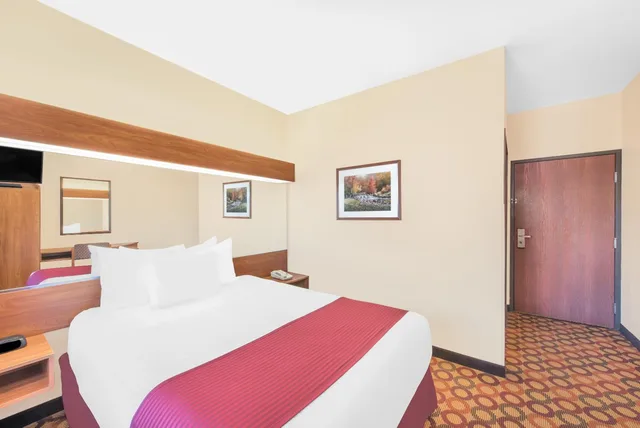جناح بسرير كوين بحوض استحمام لذوي الإعاقة، Microtel Inn & Suites By Wyndham Aransas Pass/Corpus Christi 3/6