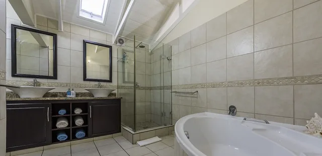 جناح شهر العسل بسرير بطابقين وسرير كوين بإطلالة على البحر، Aquamarine Guest House 5/8