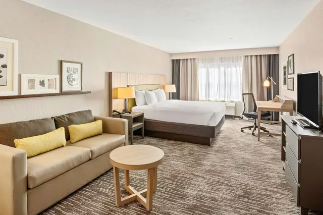 Room, King Bed, Sofa, Country Inn & Suites by Radisson, Flagstaff Downtown, AZ 1/3