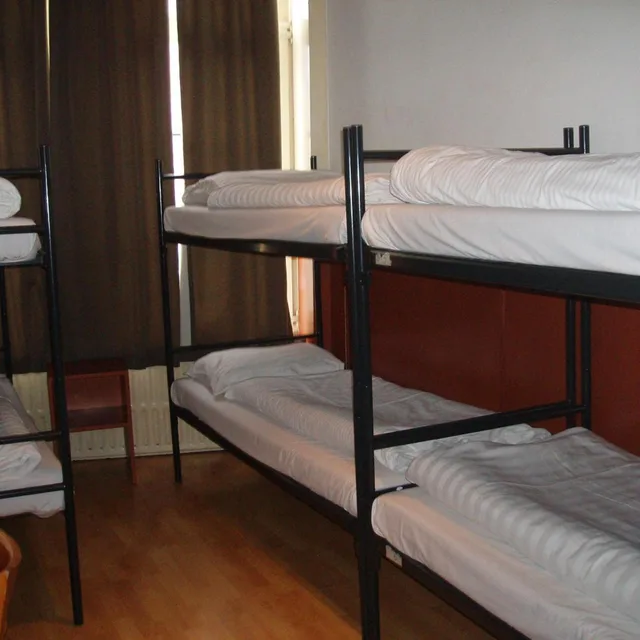 غرفة عائلية، Continental Hotel 3/9