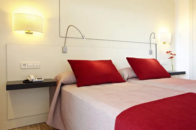غرفة بسريرين منفصلين بإطلالة على البحر بشرفة، Grupotel Taurus Park 5/7