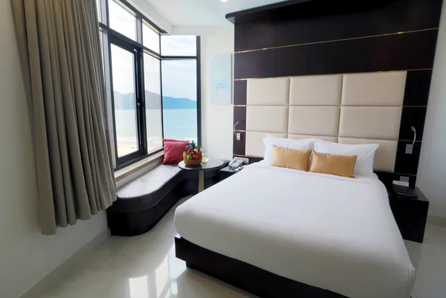 Senior Deluxe Double Partial Ocean View, Holiday Beach Hotel Danang 1/3