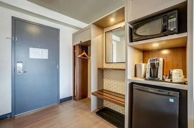 غرفة قياسية بسرير كينج وسريرين كوين، Holiday Inn Gatineau – Ottawa 9/10