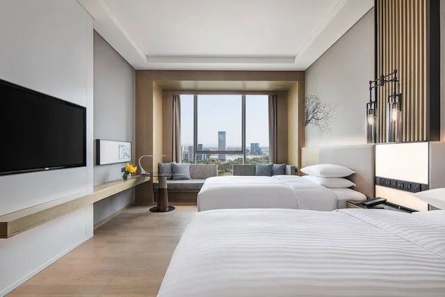 غرفة بسريرين مزدوجين بإطلالة على البحيرة، Courtyard by Marriott Chengdu South 1/5