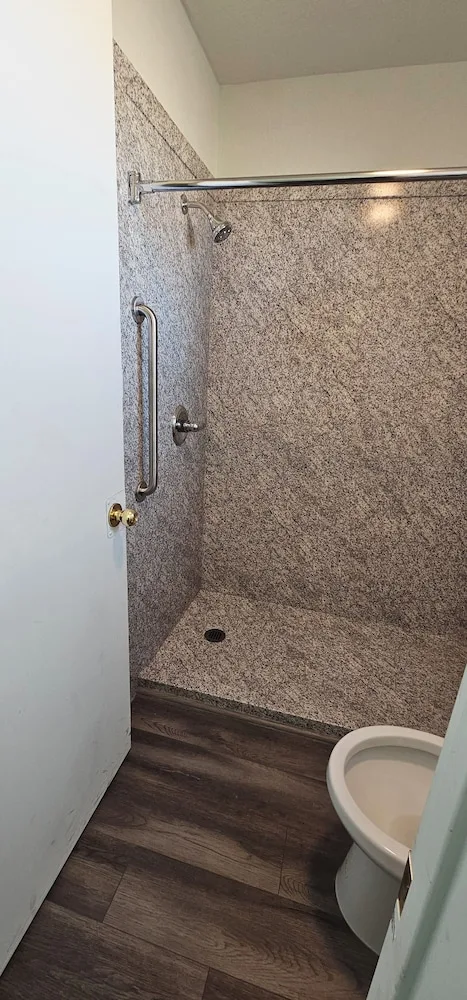 غرفة قياسية بسريرين كوين للمدخنين، Travel Inn & Suite 3/4